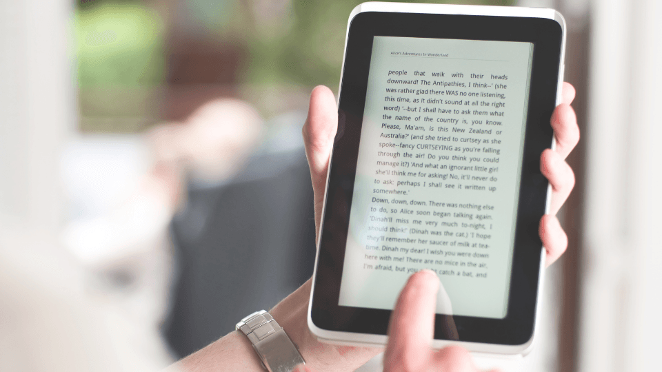 Antes de comprar um livro físico, confira se há versão digital e economize