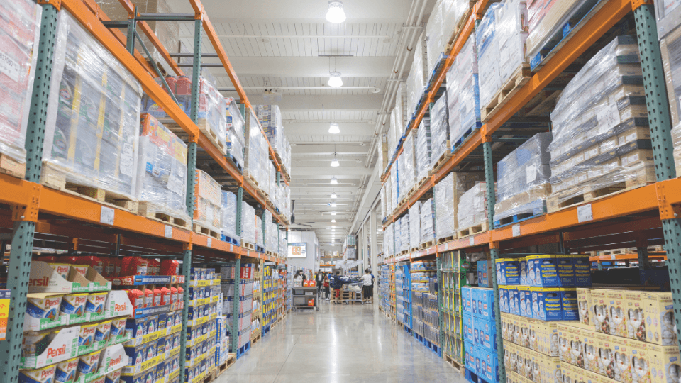 Dê preferência a marcas genéricas ou de atacado para produtos básicos