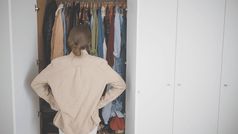 Antes de comprar roupas novas, experimente montar looks com as que já tem