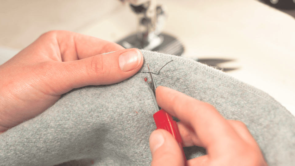 Aprenda a fazer pequenos reparos em roupas e prolongue a vida útil das peças