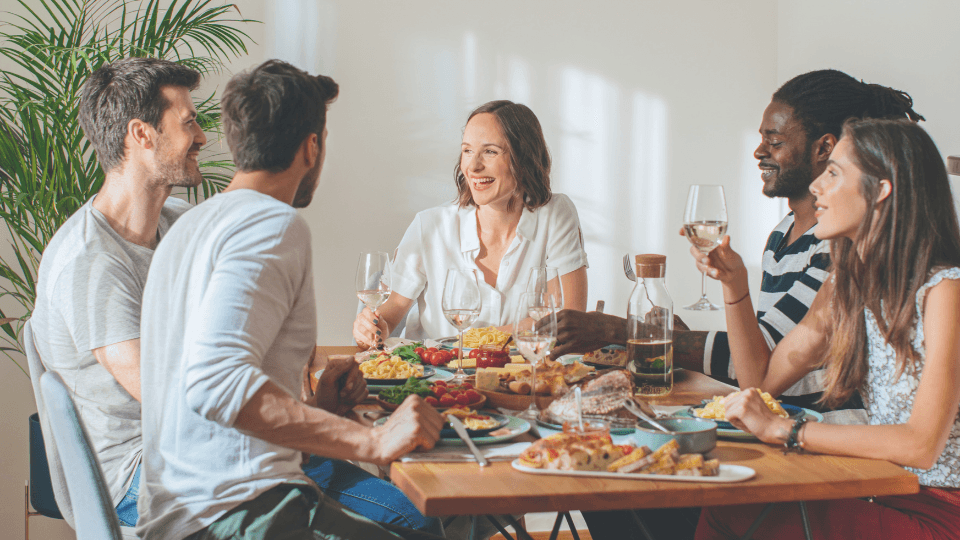 Troque encontros em bares e restaurantes por encontros em casa com amigos