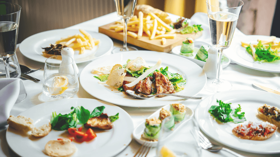 Evite bares e restaurantes em datas comemorativas e economize ao celebrar em outros dias