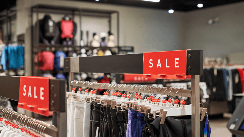 Compre roupas fora da estação e pague muito menos